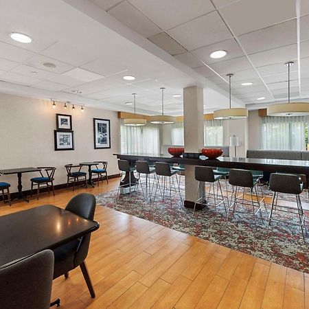 Hampton Inn Нанует Екстериор снимка